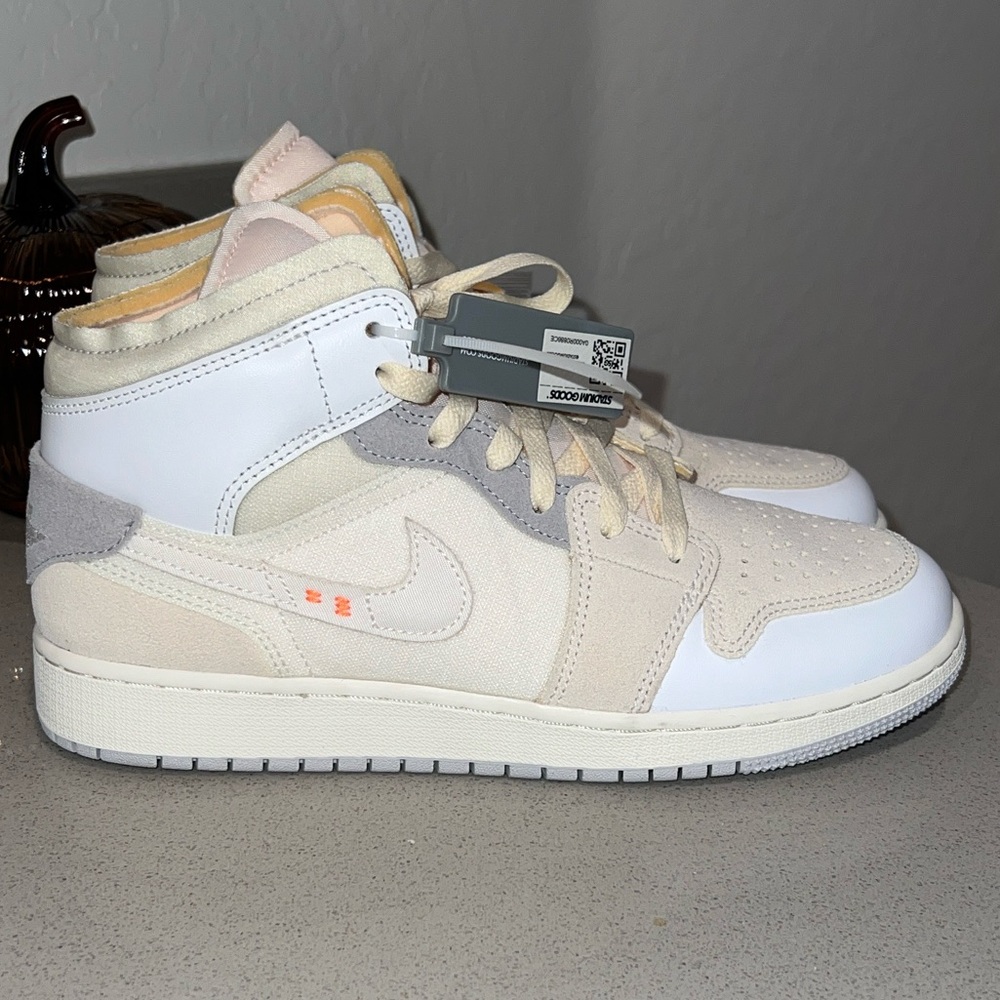 Air Jordan 1 Mid High-Top SE Inside Out Sneakers with Extra Laces Boys Size 6.5